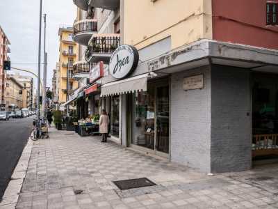 Ci spostiamo ora in corso Alcide De Gasperi: qui di fronte al Carcere si staglia dal 1957 la lavanderia �Igea�, specializzata nel lavaggio a secco